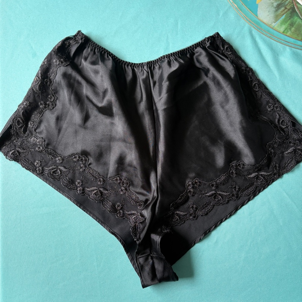 victoria’s secret black lace satin shorts size small